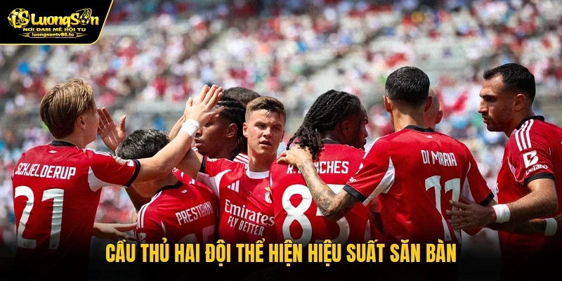 Cầu thủ hai đội thể hiện hiệu suất săn bàn